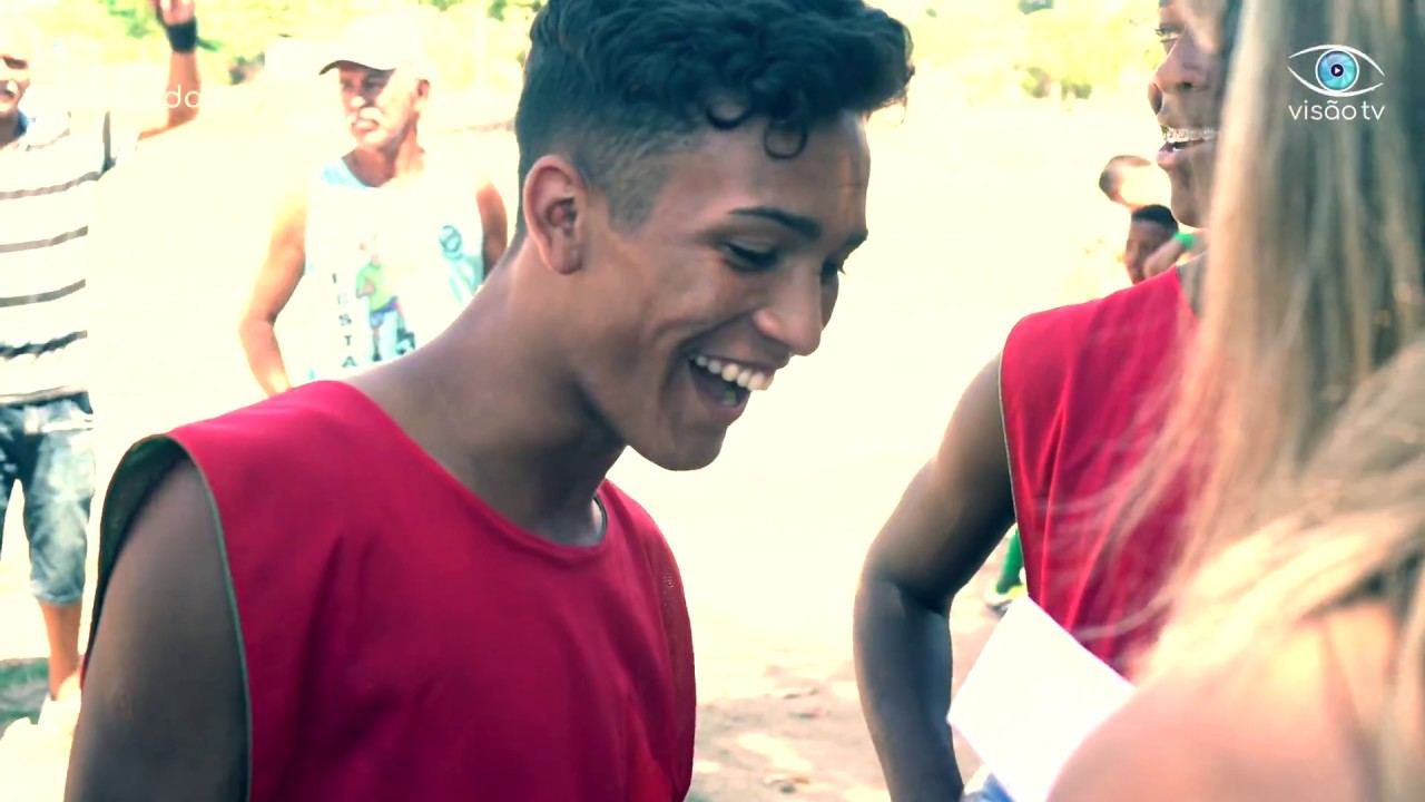 Projeto social de futebol na Baixada Fluminense recebe doação de bolas e chuteiras