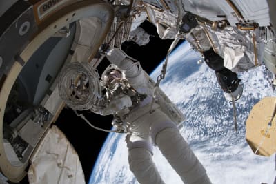 Astronautas investigam se meteorito causou vazamento em aeronave