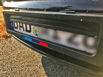 Motorista alemão usa “persiana” para cobrir placa de um BMW