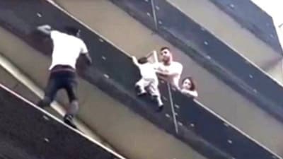 Imigrante salva criança pendurada na sacada de um prédio em Paris