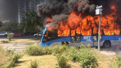 Incêndio em ônibus do BRT interdita Avenida das Américas
