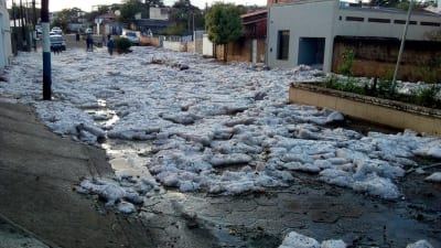 Chuva de granizo forma ‘mar de gelo’ em rua no interior de SP