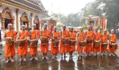 Meninos resgatados na Tailândia tornam-se aprendizes de monges