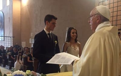 Papa Francisco surpreende e celebra casamento de brasileira no Vaticano