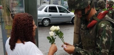 Militares distribuem flores para mulheres na Vila Kennedy