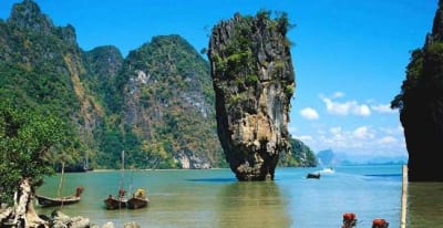 Barco com turistas naufraga na Tailândia