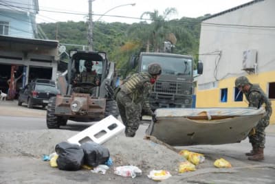 Forças Armadas destroem barricadas na zona oeste do Rio