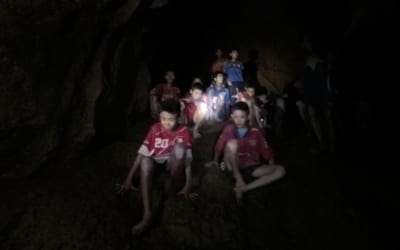 Doze meninos e o técnico de futebol são retirados da caverna na Tailândia
