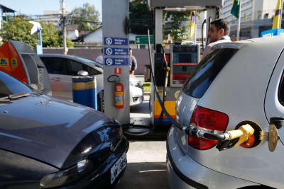 Postos no Rio recebem combustível