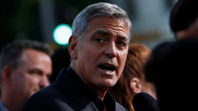 George Clooney sofre acidente de moto na Itália e fica ferido