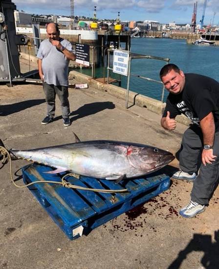 Pescador fisga raro atum azul de 102 quilos