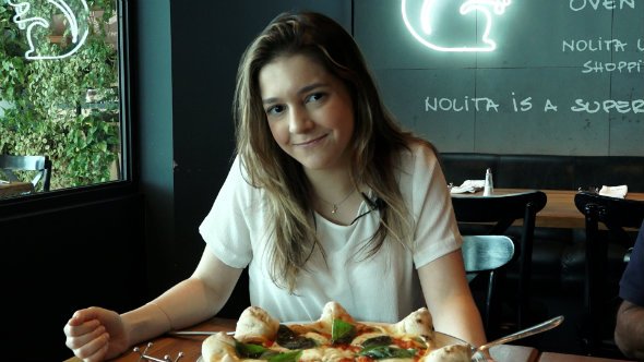 Manoela Torres e a pizza que dá água na boca