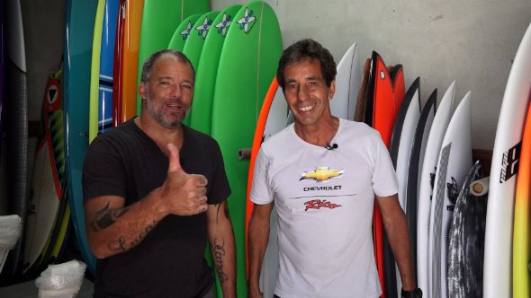 Rico de Souza mostra a fabricação de pranchas de surf