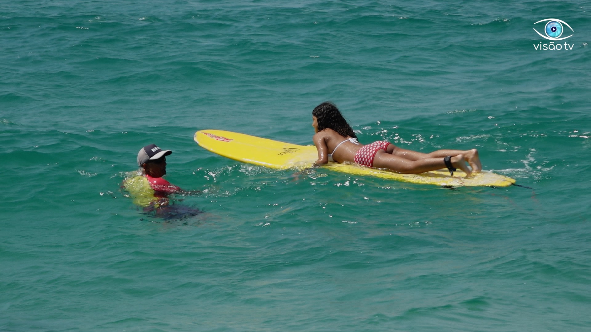 Ação Social: crianças de comunidade aprendem a surfar