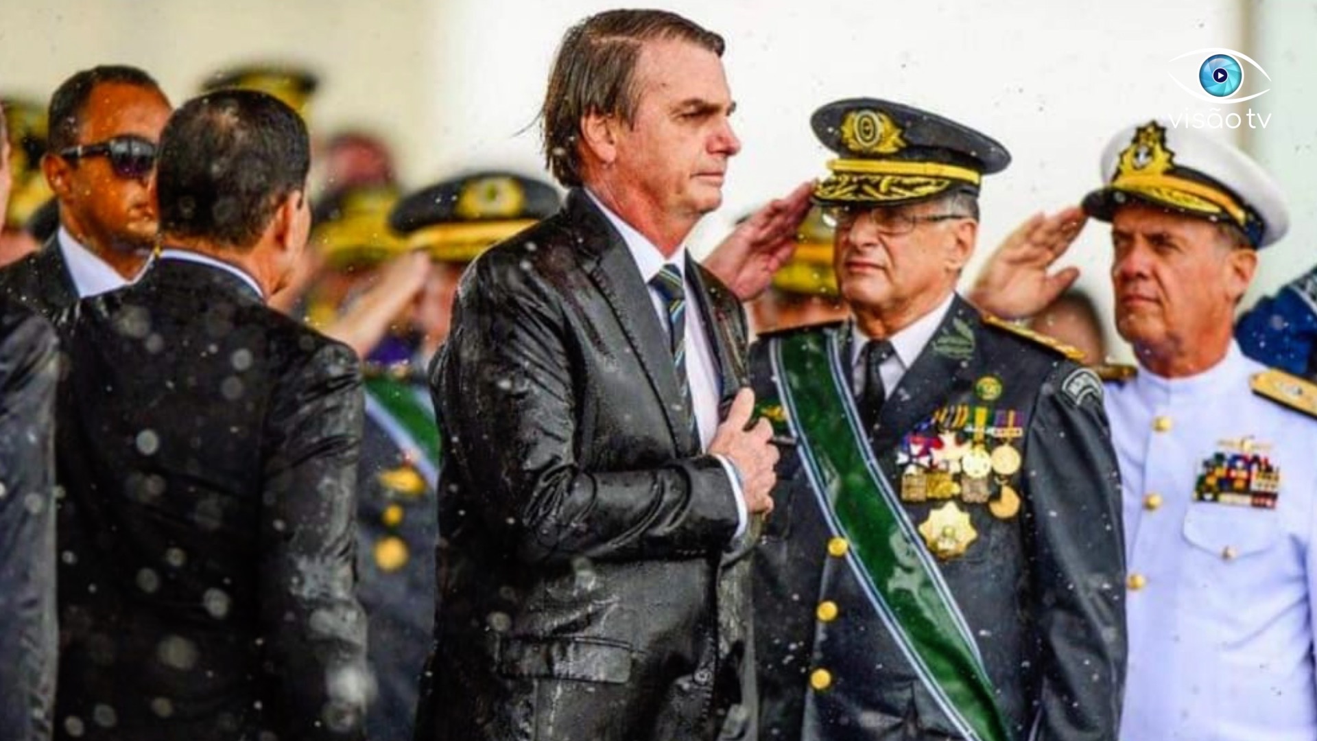 No dia do Exército, Bolsonaro recebe índios em Brasília