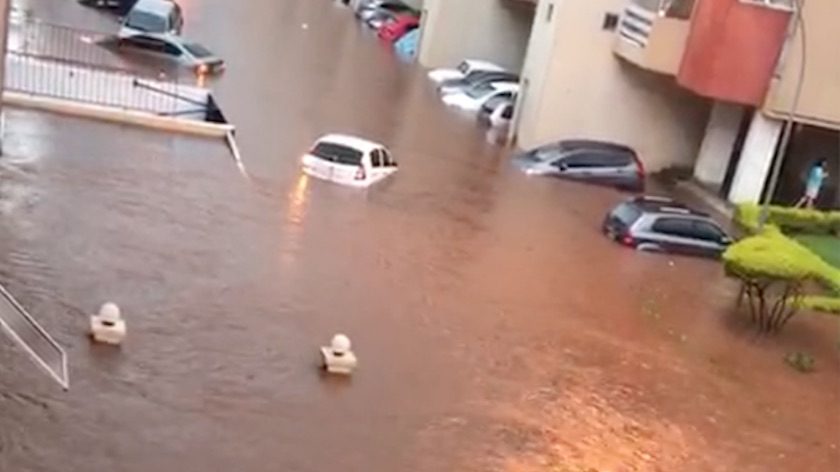 Chuva causa destruição em Brasília