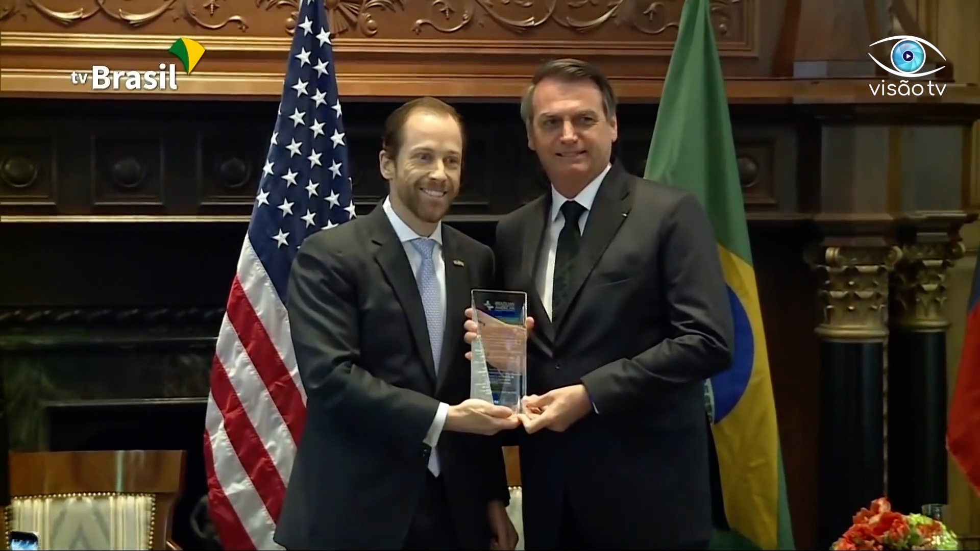 Bolsonaro nos USA recebe homenagem e fala da polêmica envolvendo o filho