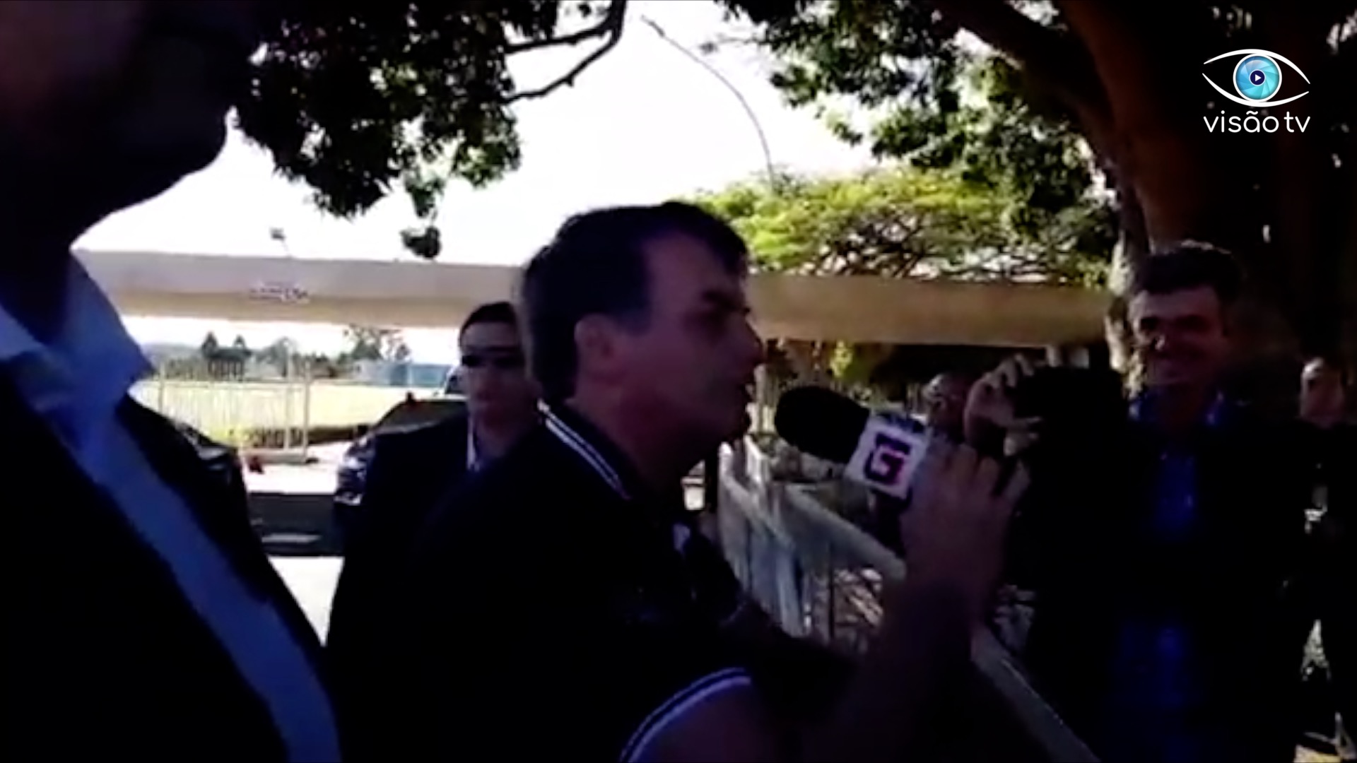 Bolsonaro pega microfone da Globo e pede música sertaneja