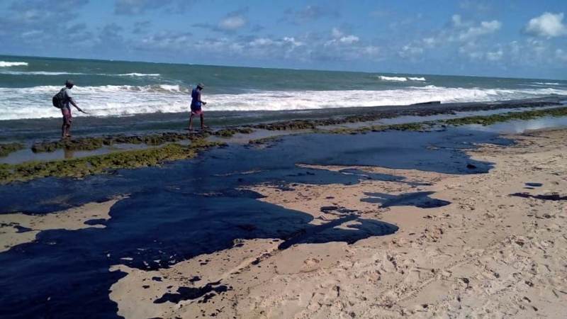 Derrame de óleo na costa brasileira