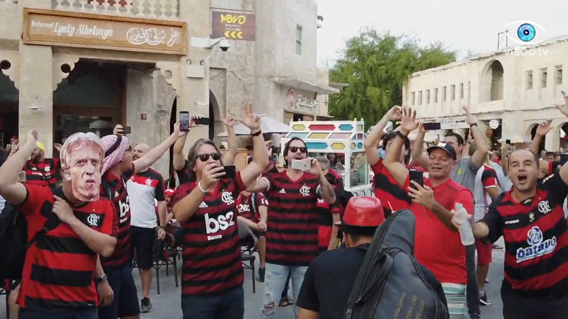 Torcida do Flamengo invade o Catar e se une aos Árabes – a Visão TV está lá