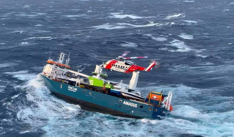 Tripulação de navio da Holanda é resgatada após pular em alto-mar