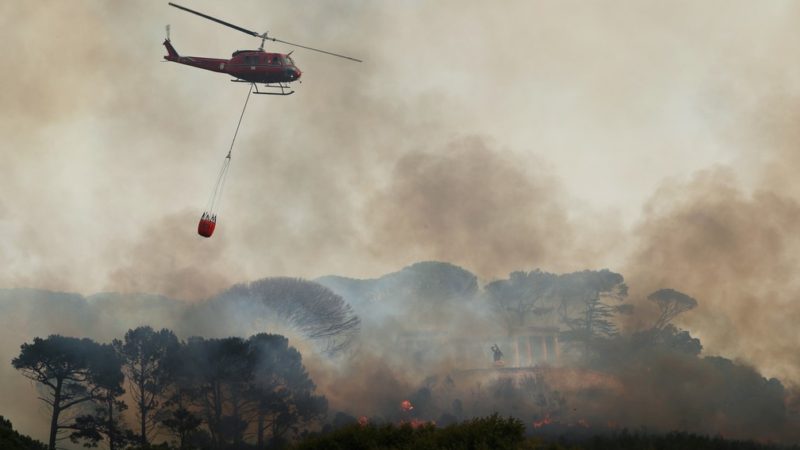 Incêndio florestal na África do Sul atinge universidade