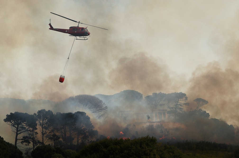 Incêndio florestal na África do Sul atinge universidade