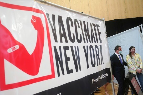 Jovens de 16 a 29 anos começam a ser vacinados em Nova York
