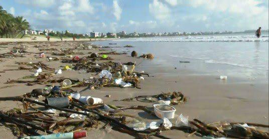 Praias amanhecem cheias de lixo em João Pessoa