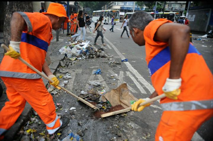 Vídeo: Garis são flagrados juntando lixo com a bandeira do Brasil no Rio de Janeiro
