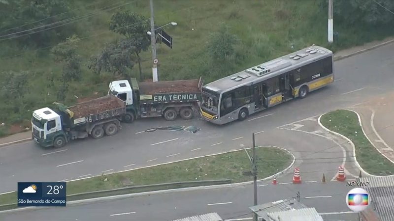 Acidente entre caminhões e ônibus deixa feridos em São Paulo