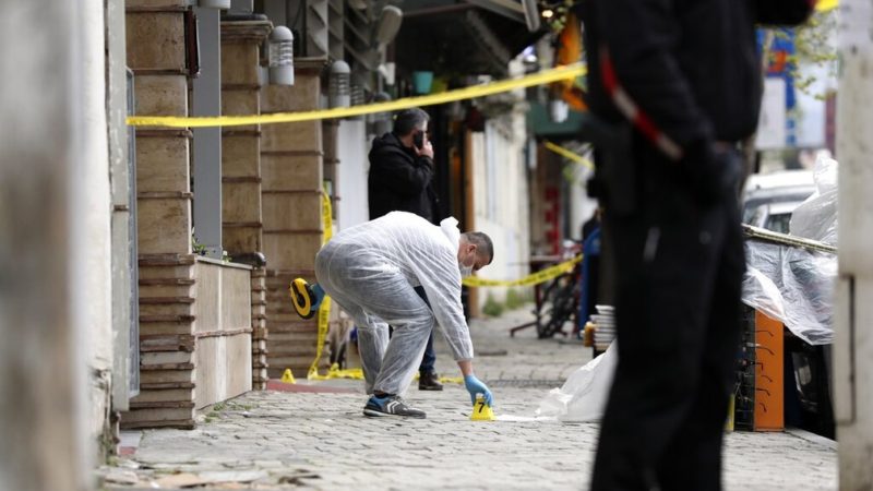 Homem ataca pessoas com faca em mesquita na capital de Albânia