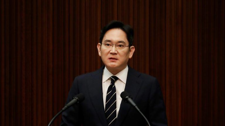 Herdeiro da Samsung preso por escândalo de corrupção se apresenta para abertura de julgamento