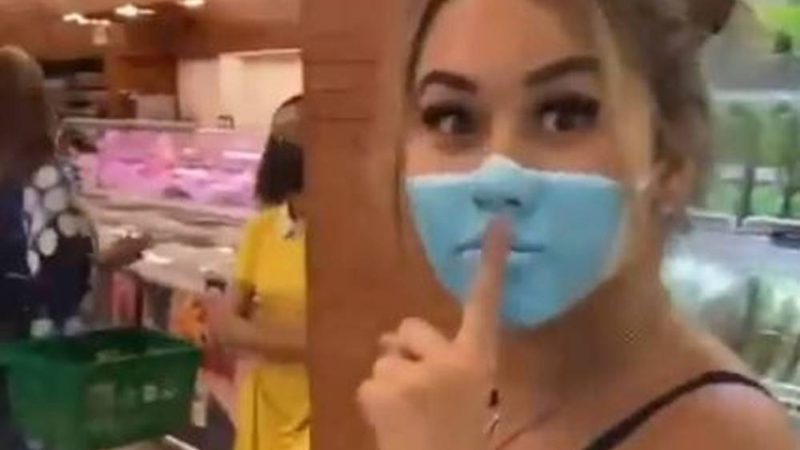Autoridades abrem processo para deportar youtuber estrangeira que pintou falsa máscara no rosto para entrar em supermercado