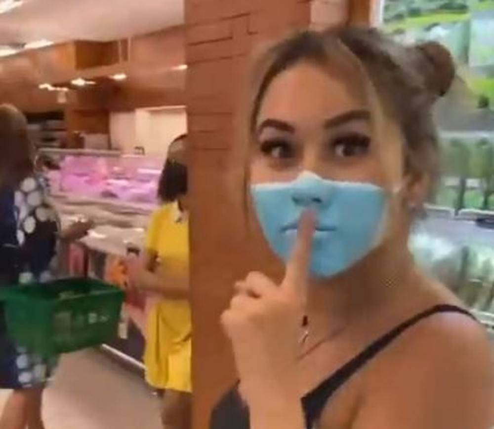 Autoridades abrem processo para deportar youtuber estrangeira que pintou falsa máscara no rosto para entrar em supermercado