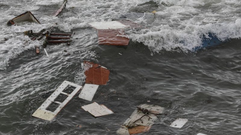 Quatro migrantes morrem após barco ser destruído pelas ondas