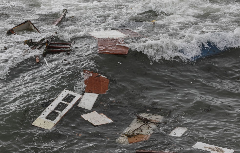 Quatro migrantes morrem após barco ser destruído pelas ondas