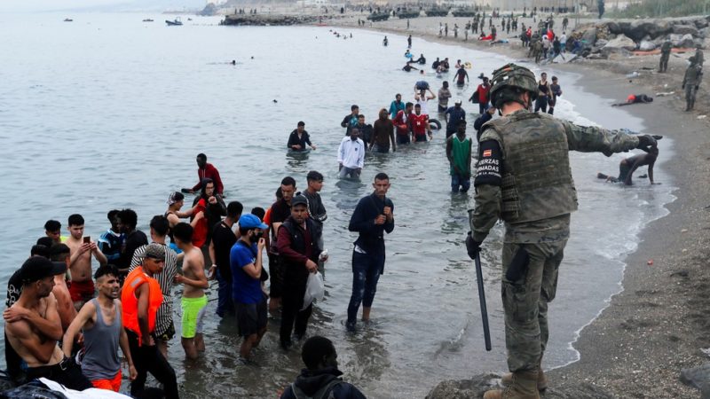 Ceuta faz patrulhas em praias após 6 mil imigrantes entrarem no território espanhol nos últimos dois dias