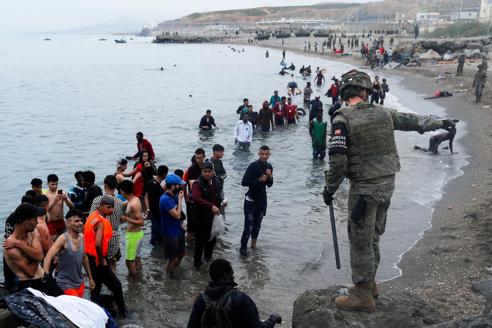 Ceuta faz patrulhas em praias após 6 mil imigrantes entrarem no território espanhol nos últimos dois dias