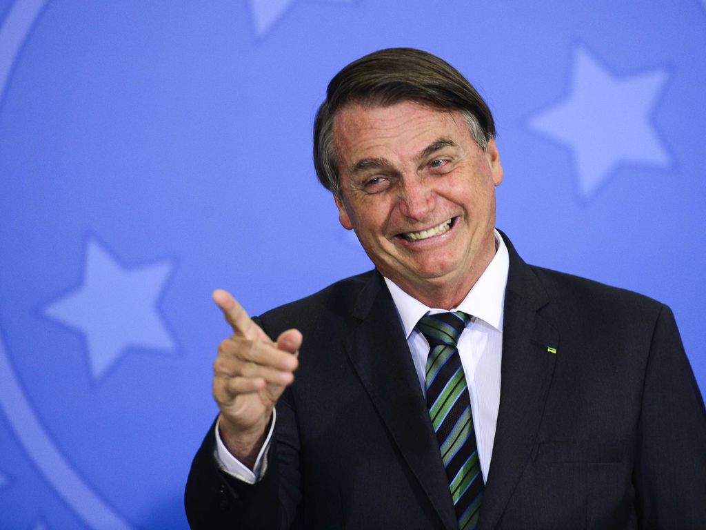 Presidente Jair Bolsonaro faz brincadeira sobre barata no cabelo de apoiador estilo ‘black power’