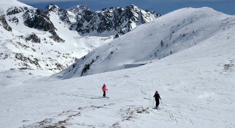 Cinco pessoas morrem após avalanches nos Alpes franceses