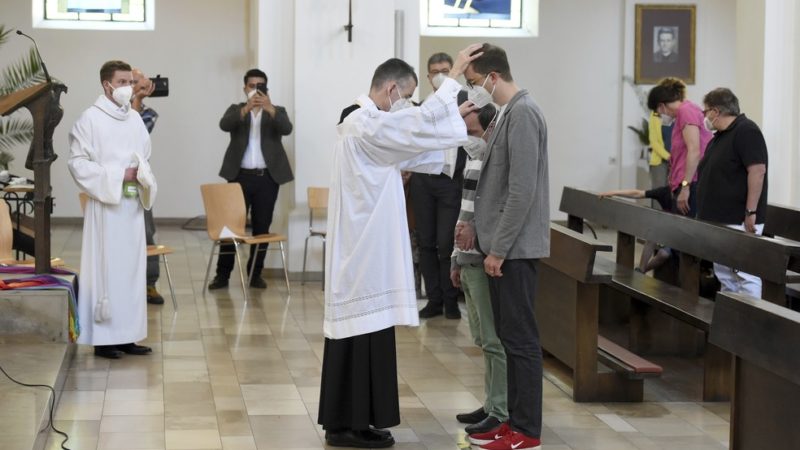 Igrejas alemãs vão contra o Vaticano ao abençoar uniões gays