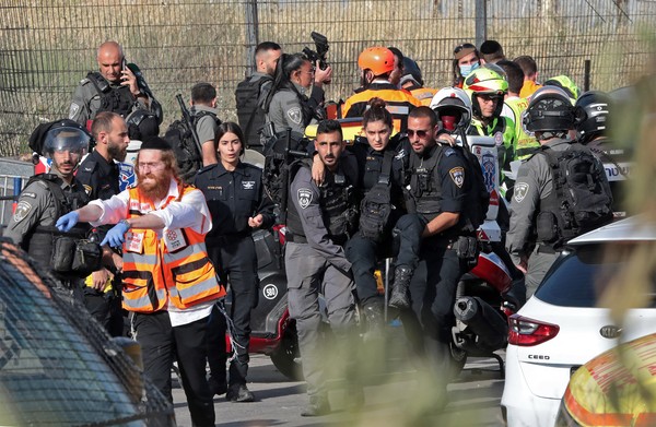 Homem ataca com carro posto de controle em Israel e deixa policiais feridos