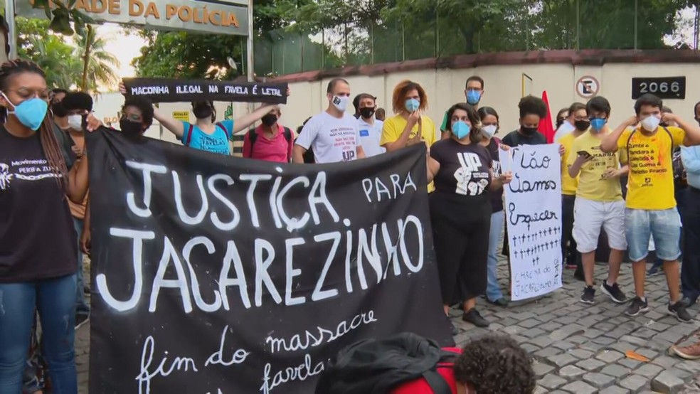 Moradores do Jacarezinho protestam após operação na comunidade deixar 25 pessoas mortas