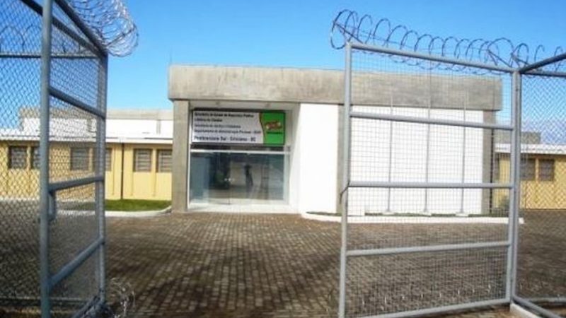 Presos se rebelam e fazem agentes penitenciários reféns em presídio de Criciúma