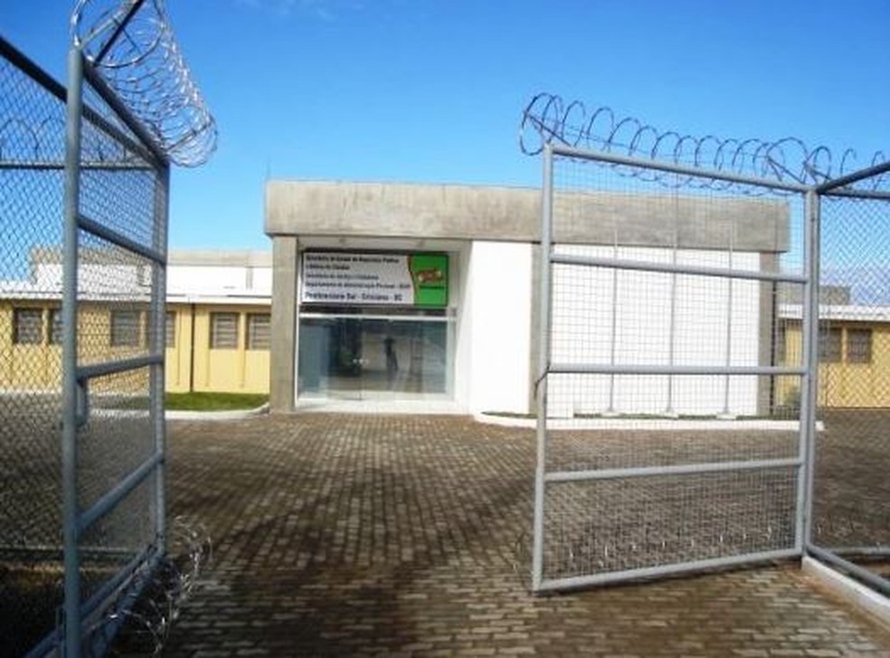 Presos se rebelam e fazem agentes penitenciários reféns em presídio de Criciúma