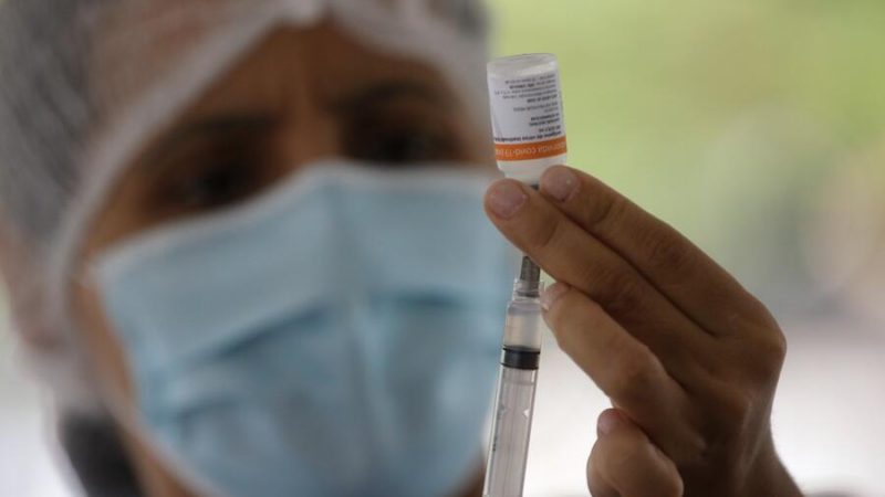 Ritmo de vacinação contra a Covid-19 no Brasil sofre queda brusca