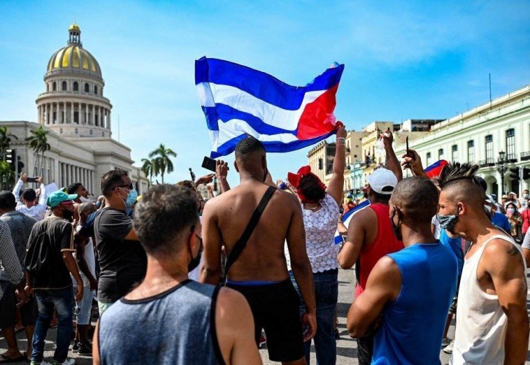 Cuba ocasiona apagão digital para silenciar manifestações