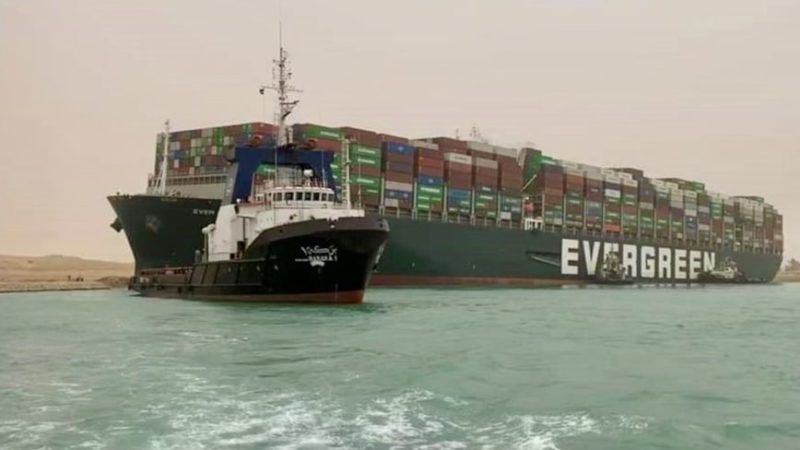 Navio que bloqueou o Canal de Suez é liberado após acordo de indenização