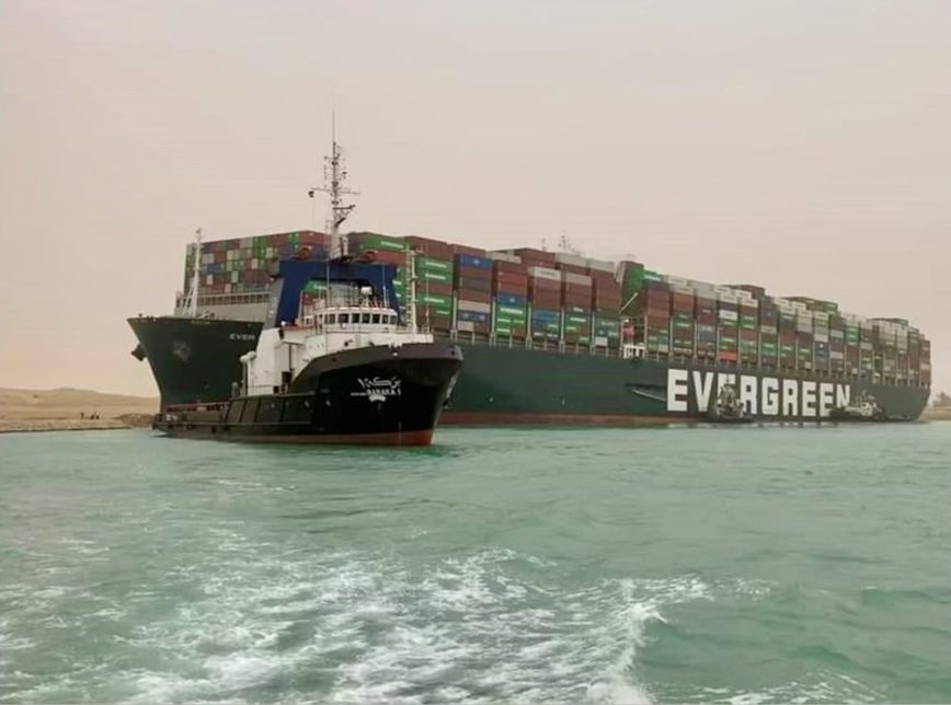 Navio que bloqueou o Canal de Suez é liberado após acordo de indenização